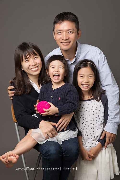 婉平媽麻一家第三次來拍家庭照,這張全家福好Q