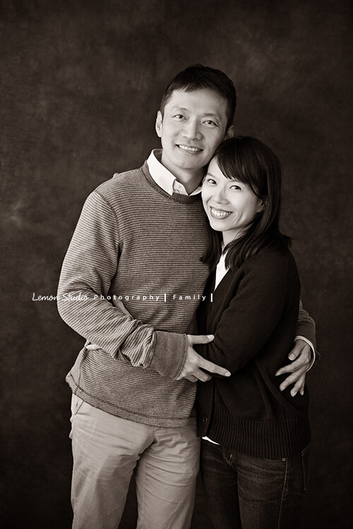 婉平媽麻一家第三次來拍家庭攝影,這張是爸拔媽麻的合照,黑白照有一種歷久彌新的感覺!