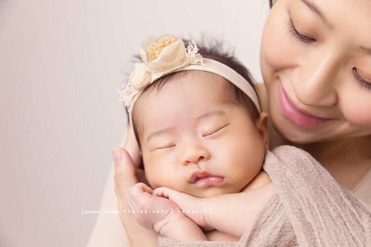 珮綺媽麻一家來拍寶寶全家福，這張媽麻輕輕地抱著我感覺好愛我！