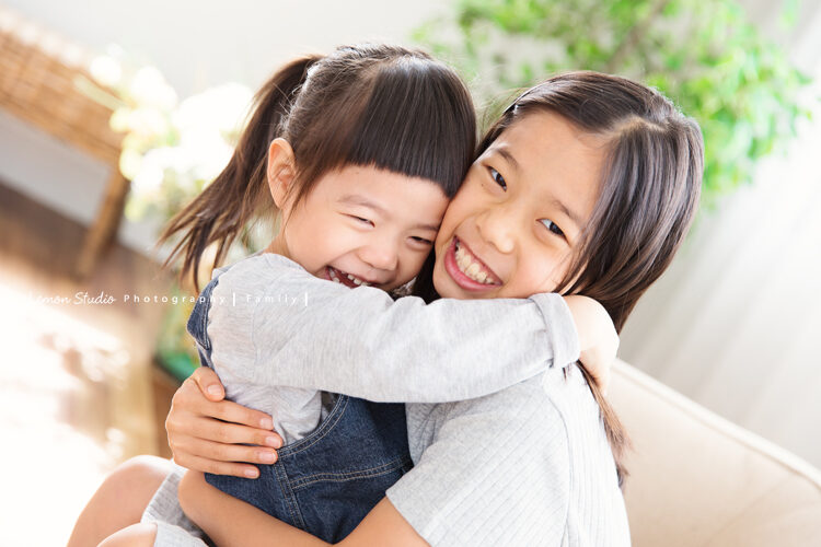 婉平媽麻一家第三次來拍家庭親子攝影,這張姐妹倆的合照很活潑