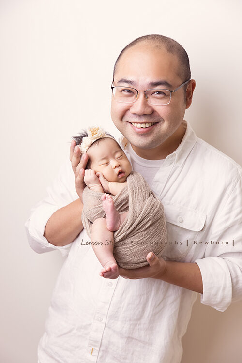珮綺媽麻一家來拍嬰兒寫真，這張爸拔的笑容好燦爛