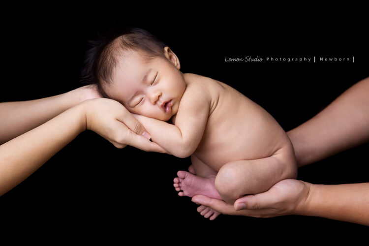 珮綺媽麻一家來拍滿月寶寶寫真，這張是很有藝術價值的一張相片