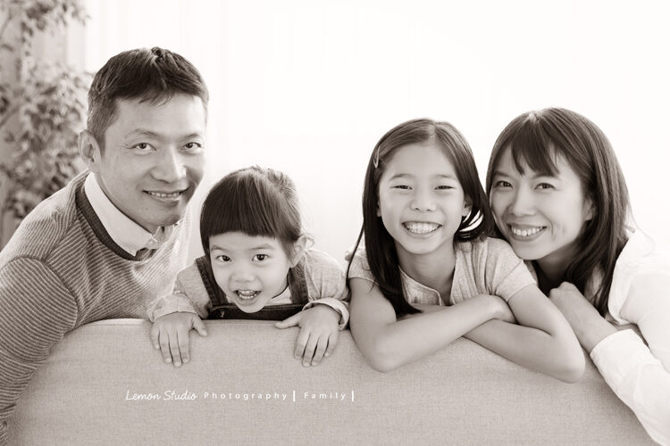婉平媽麻一家第三次來拍親子攝影,這張是全家福的黑白合照!