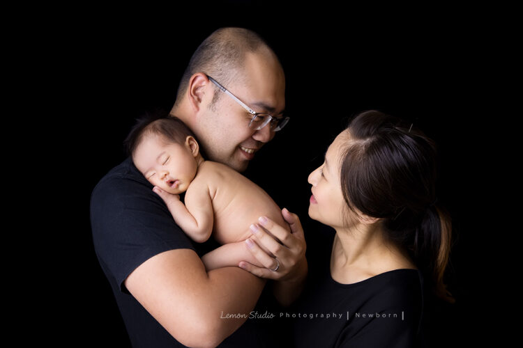 珮綺媽麻一家來拍專業新生兒攝影，這張爸拔媽麻抱著我看著彼此，感覺爸拔媽麻有了我更愛彼此了！