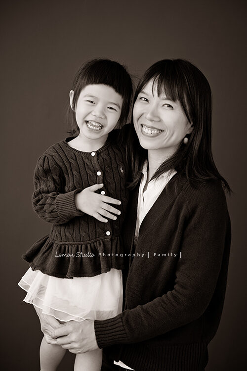 婉平媽麻一家第三次來拍兒童寫真,這張是媽麻與妹妹的黑白合照,兩人笑得好燦爛!