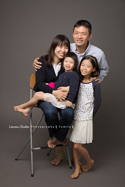 婉平媽麻一家第三次來拍家庭照，這張一家人美好的互動拍出很Q的全家福！