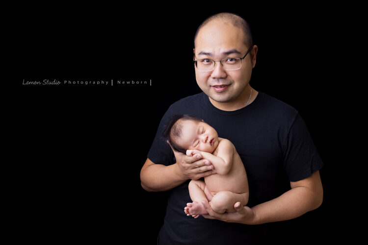 珮綺媽麻一家來拍彌月相片，爸拔抱著睡著的我！