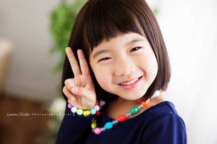 琬茲&楷元一家第三次來拍家庭寫真，這張琬茲手比YA!