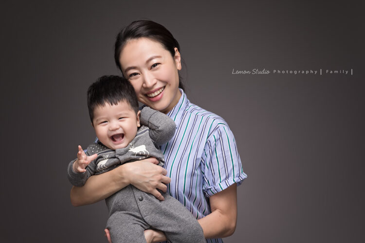六個月大的楷崴一家來拍家庭寫真,這張是媽麻和我的合照,楷崴笑得好燦爛啊