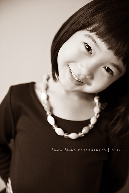 琬茲&楷元一家第三次來拍全家福，這張琬茲看著鏡頭微笑的黑白相片好經典啊
