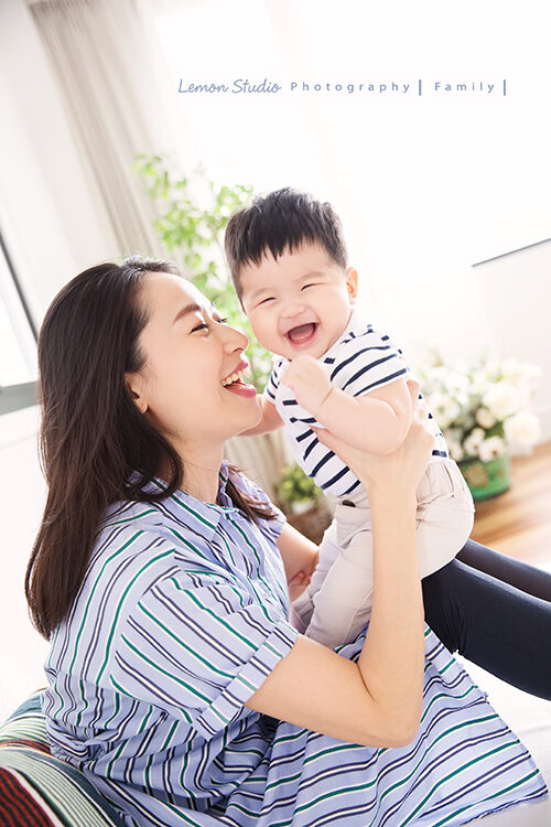 六個月大的楷崴一家來拍寶寶寫真,專業兒童攝影的鏡頭下,拍到這張楷崴和媽麻的互動留下美好的一剎那,可以感覺到楷崴的元氣滿滿啊