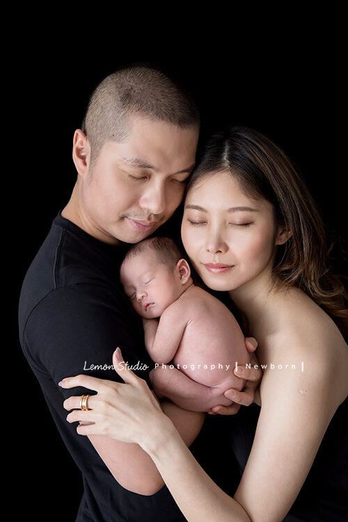 Eva媽麻一家的第一張全家福，這張Eva媽麻及先生抱著寶寶，爸拔媽麻的表情好放鬆，好美的一家人