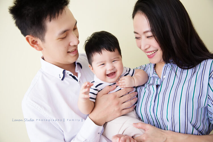 六個月大的楷崴一家來拍照,這張全家福好自然啊!