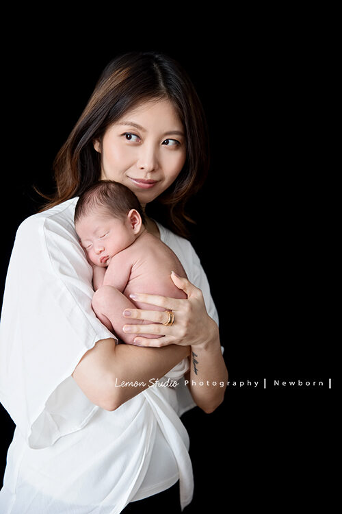 Eva媽麻一家來拍新生兒寶寶照，這張Eva媽麻抱著寶寶