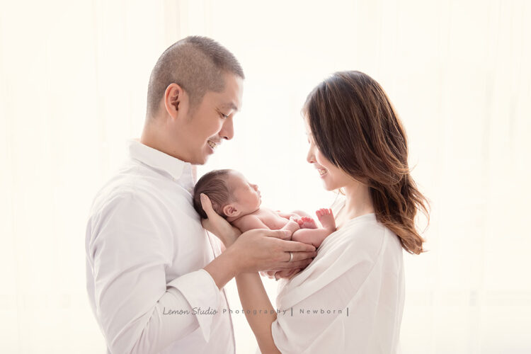 Eva媽麻一家來拍新生兒寶寶的全家福，Eva媽麻及先生將小小的寶寶抱在手上，兩人的笑容可以感覺有了寶寶的幸福啊！