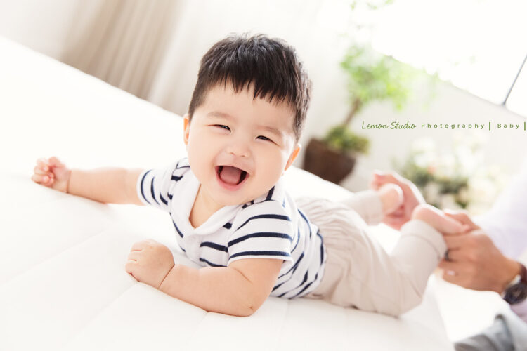 六個月大的楷崴一家來拍成長紀錄,這張頭好壯壯的楷崴在學爬,笑得好燦爛!