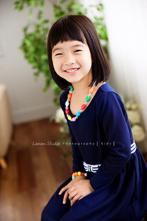 琬茲&楷元一家第三次來拍兒童寫真，這張琬茲很優雅的微笑！