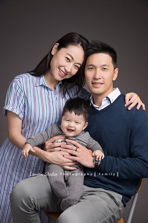 六個月大的楷崴一家來拍專業寶寶攝影,這張是全家人笑得很開心的全家福!