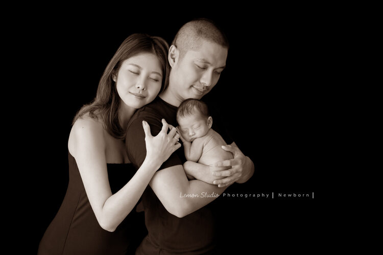 Eva媽麻一家來拍嬰兒寫真，爸拔媽麻抱著剛出生的寶寶好有愛，是一張很經典的黑白全家福