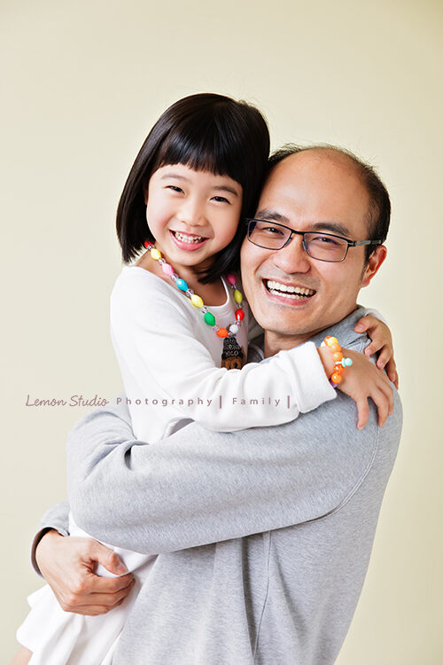 琬茲&楷元一家第三次來拍全家福攝影，爸拔抱著琬茲，兩人笑得好開心啊！