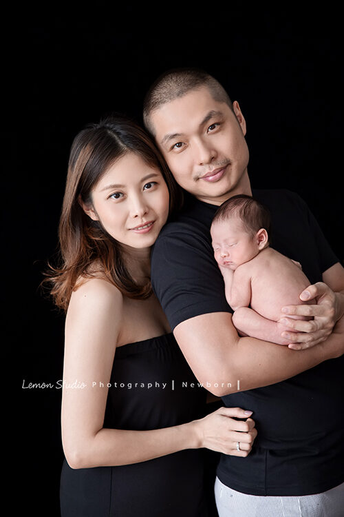 Eva媽麻一家來拍寶寶全家福，這張一家人好有味道！