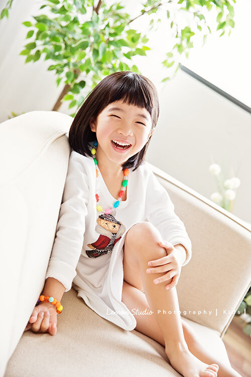 琬茲&楷元一家第三次來拍週年照，這張琬茲坐在沙發上笑容好燦爛！