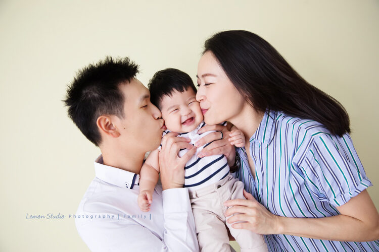 六個月大的楷崴一家來拍專業寶寶成長紀錄,這張爸拔媽麻親親我!