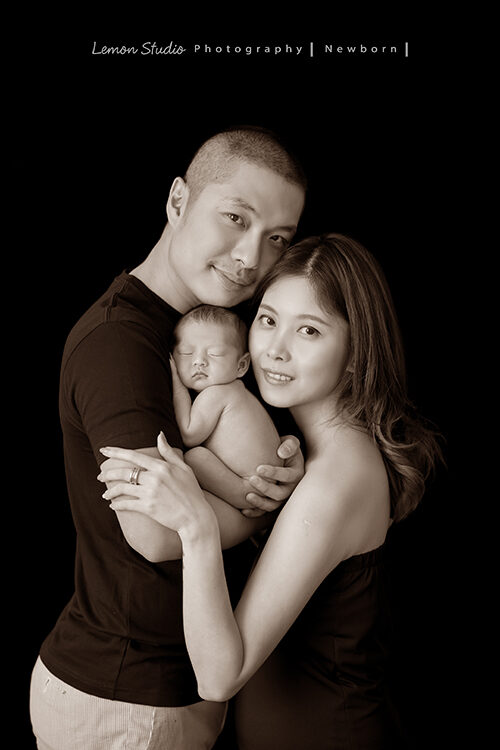 Eva媽麻一家來拍新生兒寶寶全家福系列照，這張爸拔媽麻很沈著地抱著寶寶！