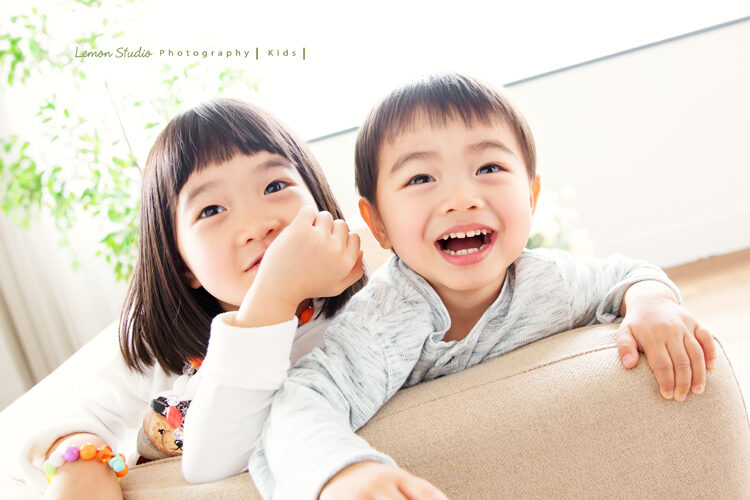 琬茲&楷元一家第三次來拍週年照，這張是檸檬巷館的專業兒童攝影很厲害的黎爸跟琬茲&楷元玩，兩人看著鏡頭的合照