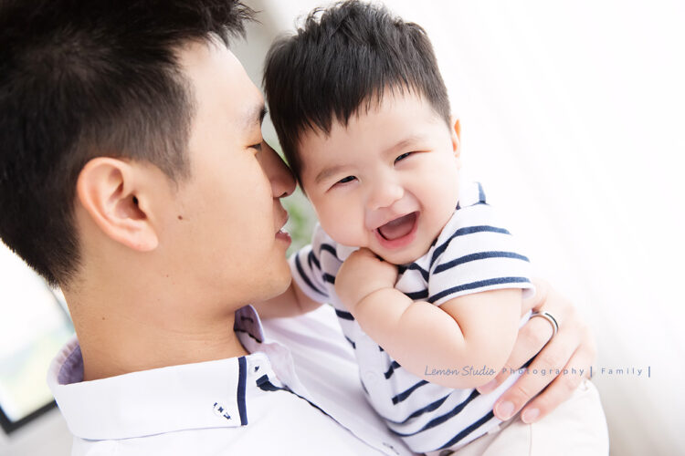 六個月大的楷崴一家來拍家庭照,這張爸拔抱著可愛的楷崴!