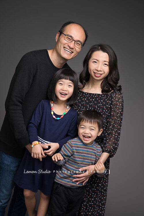 琬茲&楷元一家第三次來拍家庭照，這張是一家人在鏡頭前好開心美好的全家福合照！