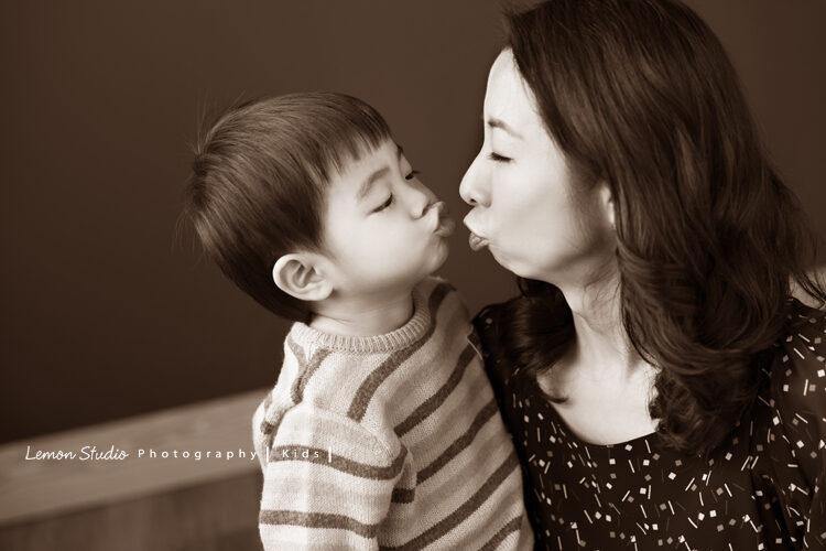 琬茲&楷元一家第三次來拍家庭照，這張楷元和媽麻親親
