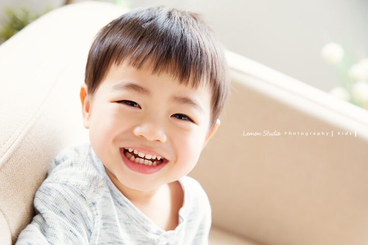 琬茲&楷元一家第三次來拍全家人的週年紀念照，這張楷元的笑容好迷人啊！
