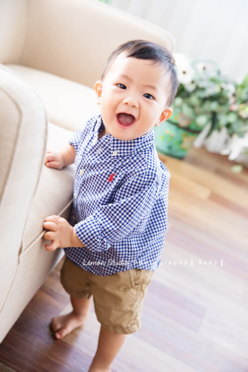 九個月大的廷恩一家來拍寶寶寫真,廷恩這張笑得好無憂無慮,天真無邪,好可愛啊!