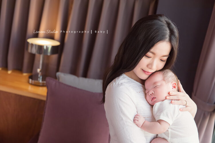 台南小小John一家來拍寶寶攝影，媽麻抱著John好有愛啊