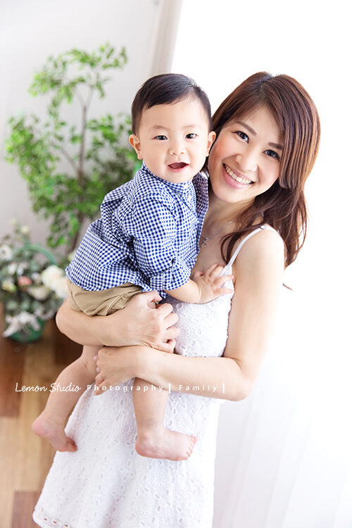 九個月大的廷恩一家來拍家庭寫真,媽麻抱著廷恩,媽麻好漂亮啊!