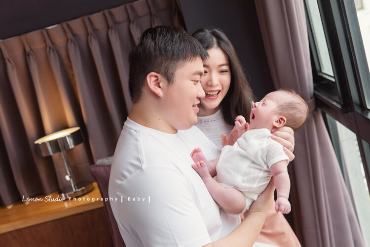 台南小小John一家來拍滿月彌月照，這張媽麻爸拔抱小小John，互動好自然好可愛！