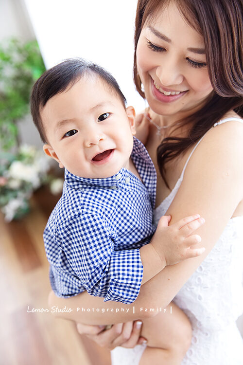九個月大的廷恩一家來拍全家福,廷恩表情很多,這張眼睛瞪著大大的看著在逗他的攝影師黎爸!