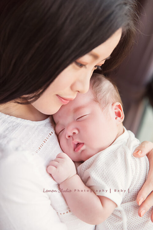 台南小小John一家來拍彌月攝影，媽麻抱著John，好愛他的感覺！