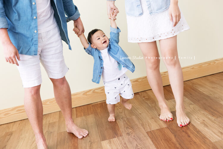 九個月大的廷恩一家來拍全家福，廷恩跟爸拔媽麻玩得很開心的一張相片！