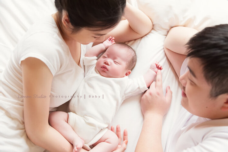 台南小小John一家來拍嬰兒寫真，John躺在爸拔媽麻中間睡著像投降的姿勢好可愛！