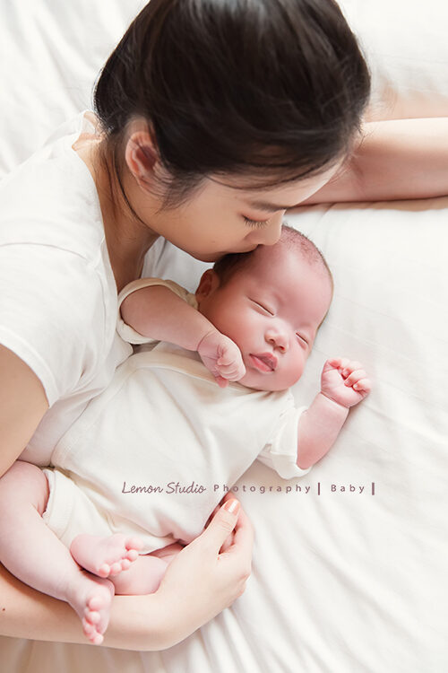 台南小小John一家來拍新生兒攝影，專業攝影師拍到媽媽親親John好美的畫片！