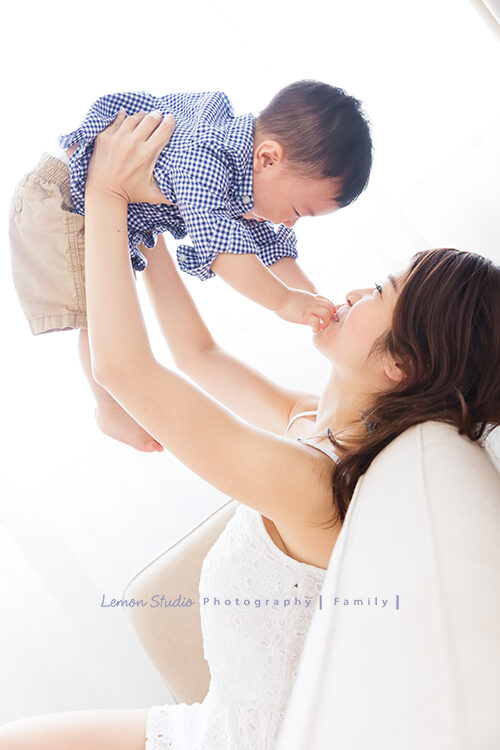 九個月大的廷恩一家來拍寶寶寫真,廷恩最愛媽媽,這張跟媽麻玩得很開心!