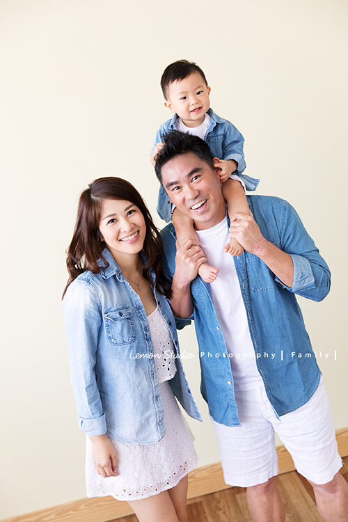 九個月大的廷恩一家來拍週年紀念照，這張全家福好自然啊！這張廷恩坐在爸拔肩膀上，一家人好幸福的笑容！