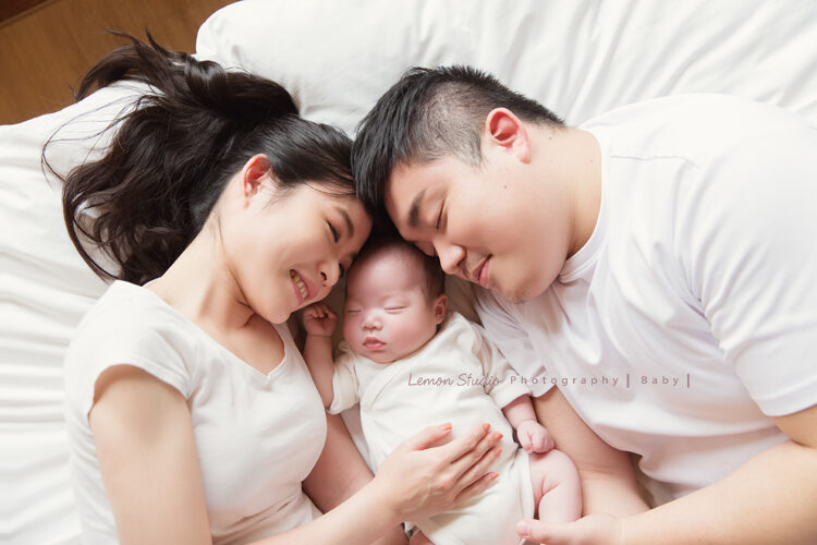 台南小小John一家來拍寶寶滿月全家福，John躺在爸拔媽麻中間，爸拔媽麻好愛John好溫暖的氛圍