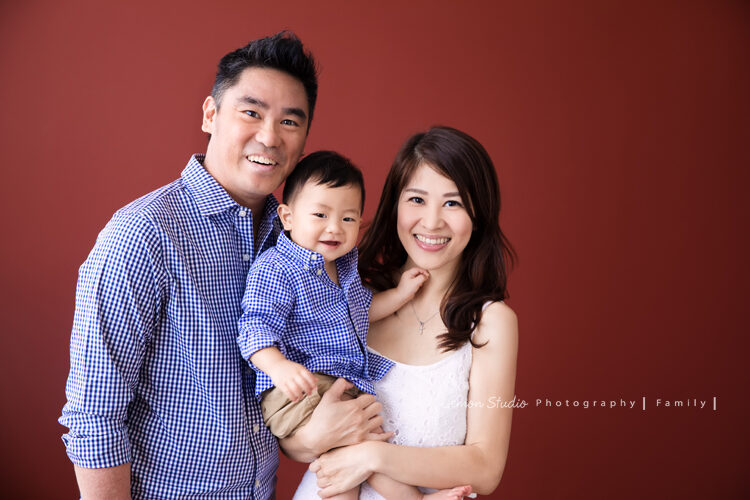 九個月大的廷恩一家來拍成長紀錄,這張磚紅色背景的全家福好美!一家三口笑得好開心好自然!