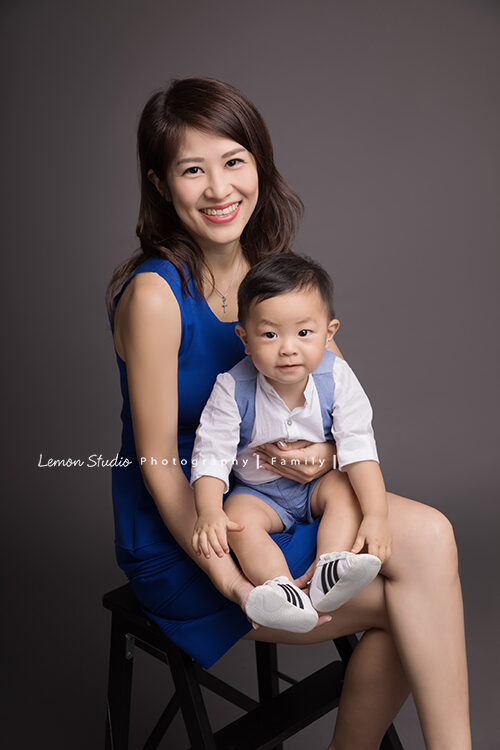 九個月大的廷恩一家來檸檬巷館拍全家福,一家人換上較正式的藍色系服裝,優雅的媽麻抱著廷恩開心的合照!
