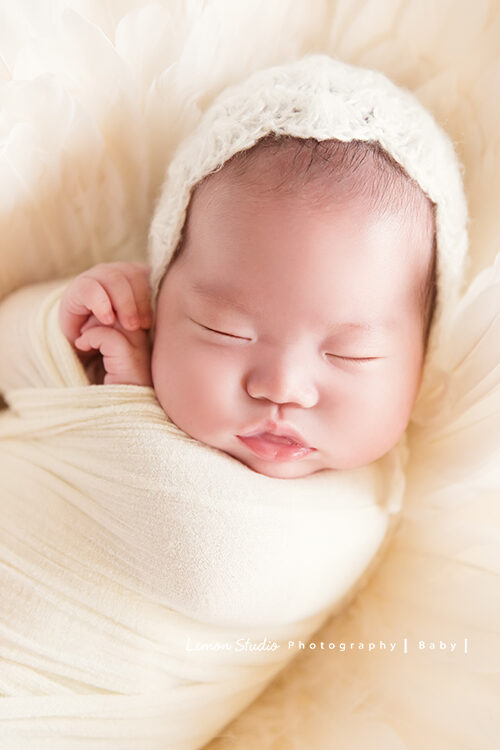 台南小小John一家的新生兒寫真系列相片之二，John的嘴巴嘟的好可愛！
