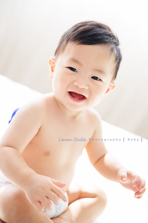 九個月大的廷恩一家來拍寶寶寫真,這張是廷恩沒有穿衣服的獨照,笑得好開心!