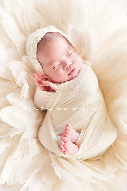 台南小小John一家的新生兒攝影相片，這張John睡著的樣子超可愛，小腳丫也好有戲！